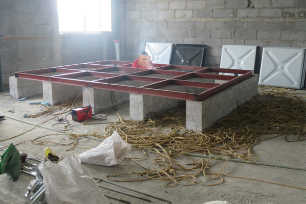 不銹鋼水箱在安裝時用不用槽鋼底座？